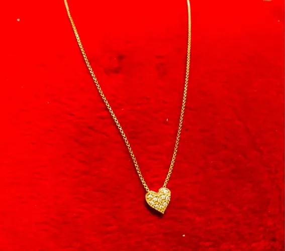 Gargantilha com pingente Love ajustável com banho de ouro e zircônia da cravejadas