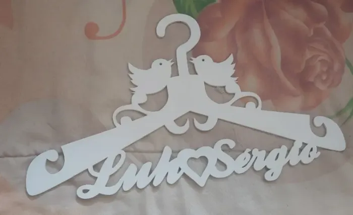 NOVO - Cabides decorados com nome Luh e Sergio