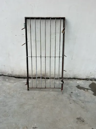 Porta de ferro com marco 