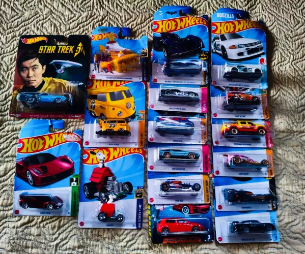 Coleção Hotwheels 17 carrinho no blister contendo Super T-Hunt e Star Trek e temáticos