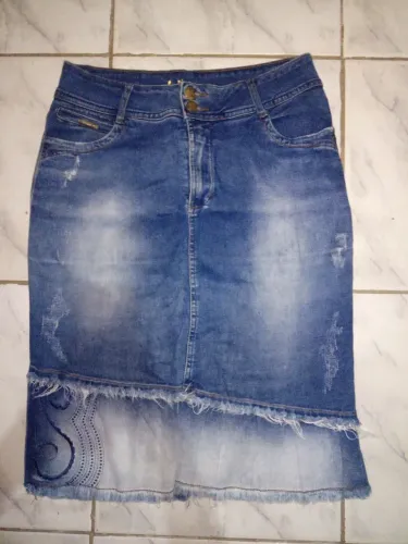 Saia Jeans Despojada com Detalhes