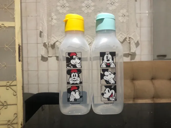 Garrafa da Tupperware de 1 litro do Mickey ou Minnie apenas 60,00 à unidade