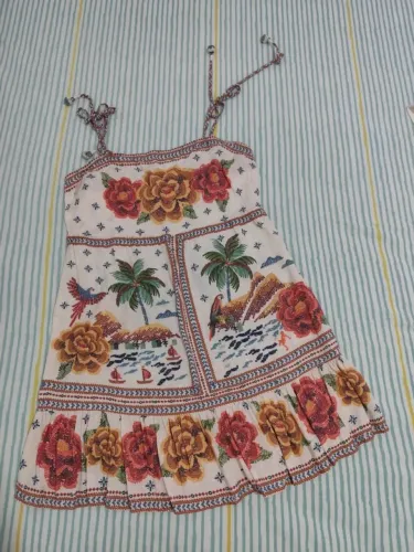 Vestido estampado floral e tropical <br>Usado 2 vezes <br>Bem conservado.