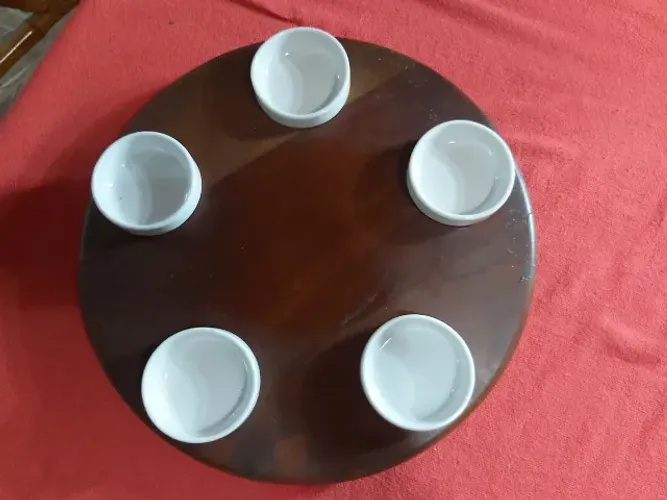 Petisqueira de madeira com Prato Giratorio contém com 05 bowls em porcelana R