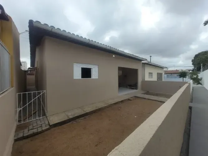 ? Casa Ampla com 3 Quartos (2 Suítes) - Próx. ao Assaí da Av. Maria Lacerda! 130m²
