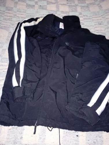 Jaqueta Esportiva Preta com Detalhes Brancos