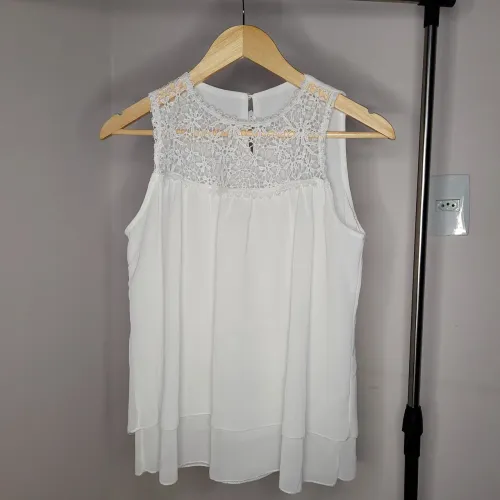 Blusa feminina branca com renda - Tamanho P