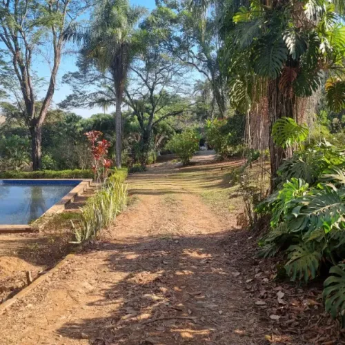 Sitio para moradia e lazer em Betim, 30Km de BH com 02 Casas, piscina e área Gourmet