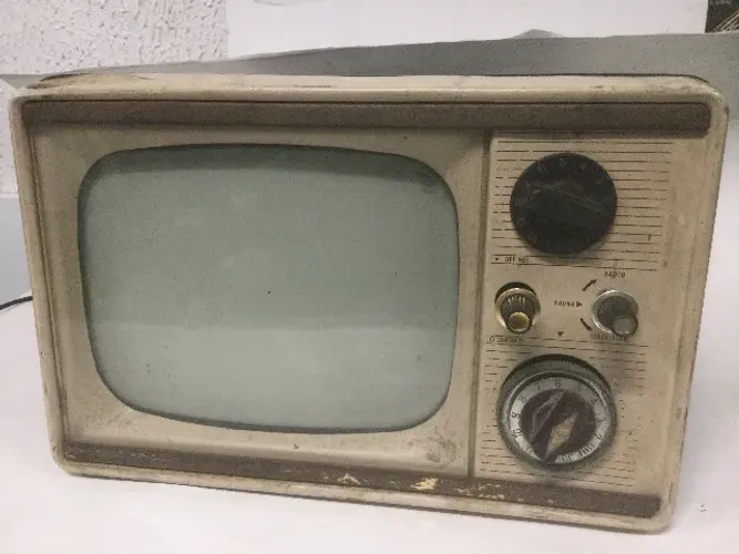 tv antiga de ferro Emerson