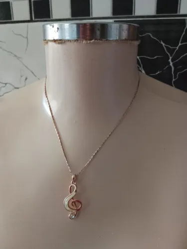 Colar folheado a ouro rose com pingente clave de sol