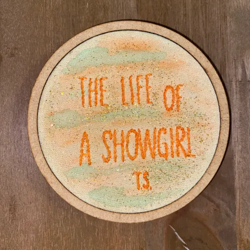 Quadro Bordado Bastidor 10cm The Life of a Showgirl - Taylor Swift