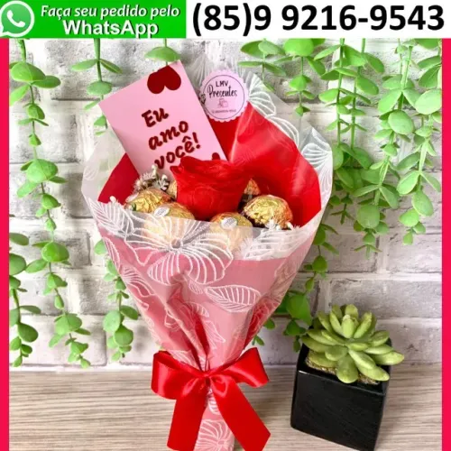 Lindo Buquê de Rosas Vermelhas Artificiais com Chocolates e Cartão