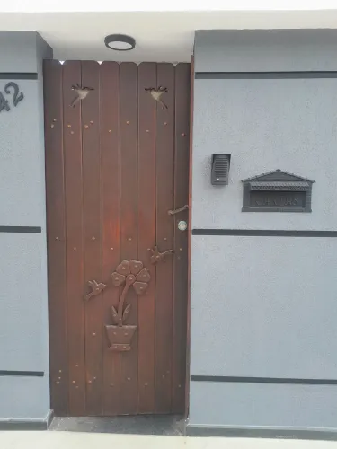 Portão social de madeira 