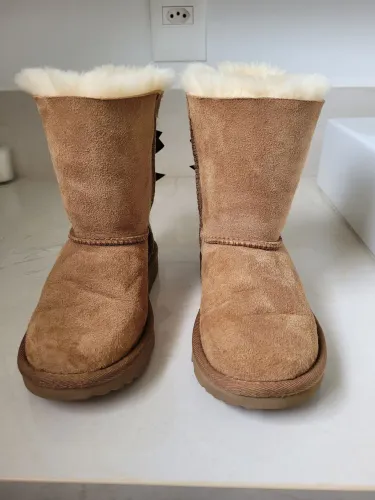 Linda bota UGG original infantil.