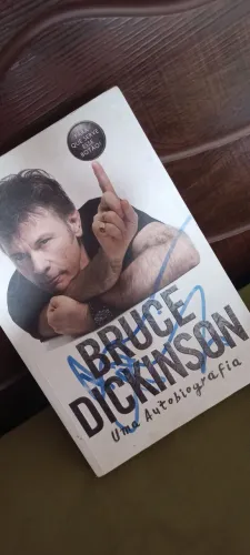 Livro autografado pelo Bruce Dickinson (iron maiden)