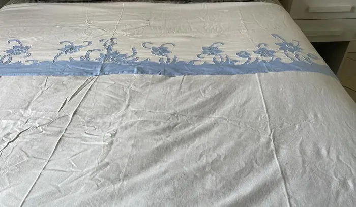 Lençol de Cama com Detalhes Bordados
