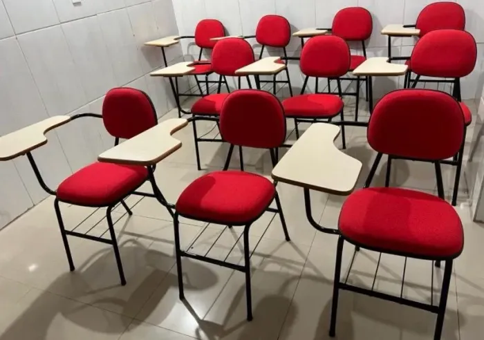 Cadeiras Universitárias com Mesa - Conforto e Praticidade