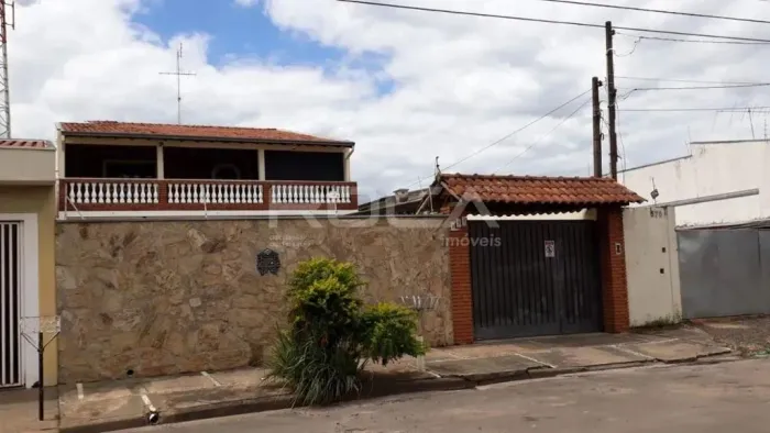 Casa à venda em Santa Felícia, São Carlos: 2 dormitórios, suíte, churrasqueira e piscina!