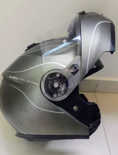 Capacete escamoteável Givi X21 Challenger, tamanho 60, em titânio fosco.