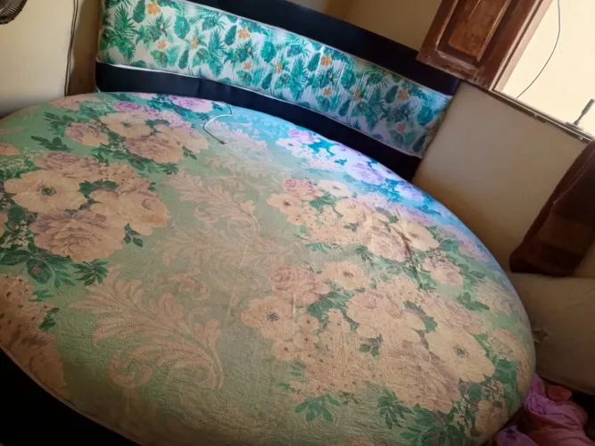 Cama Box de casal redonda medindo 1.90 valor R$ 550,00 reais avista obs não faço entrega 