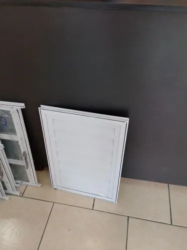 Portinhola, porta alumínio branco 40x60