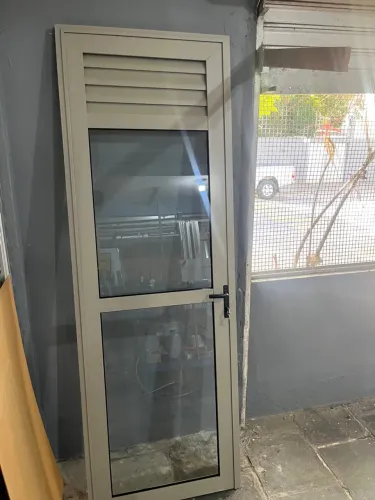 Porta de alumínio com vidro e veneziana champanhe 