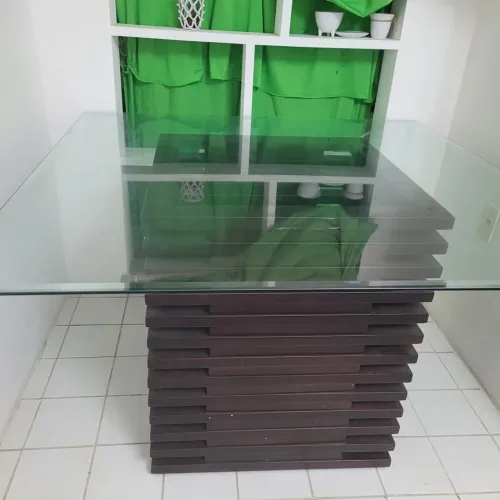 Vendo linda mesa de madeira,com base de vidro 