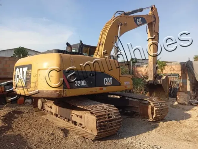 Escavadeira Caterpillar 320DL, ano 2012, Revisada 