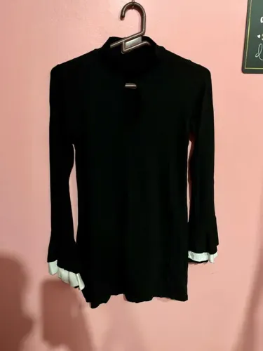 Vestido preto com mangas bufantes TAM M