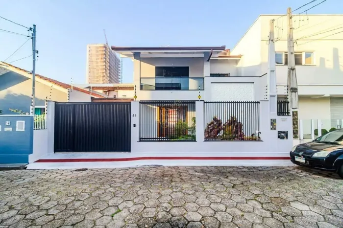 Sobrado Centro de Itajaí com 3 Suítes