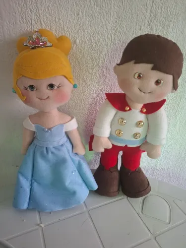 Boneca de feltro Cinderela e príncipe 