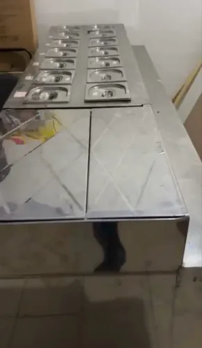 Balcão refrigerado com freezer e cubas