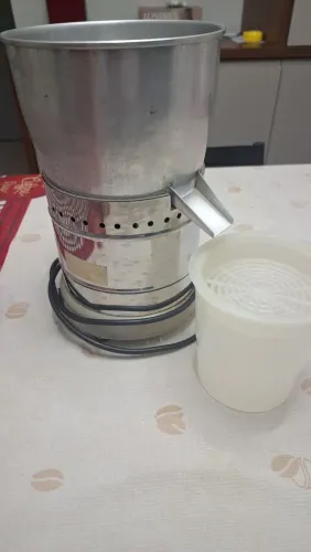 Espremedor de laranja e limão em alumínio e inox bivolt . troco por onitor de 24 polegadas