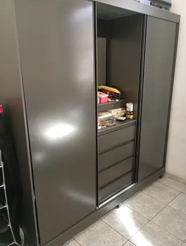 Guarda roupa .