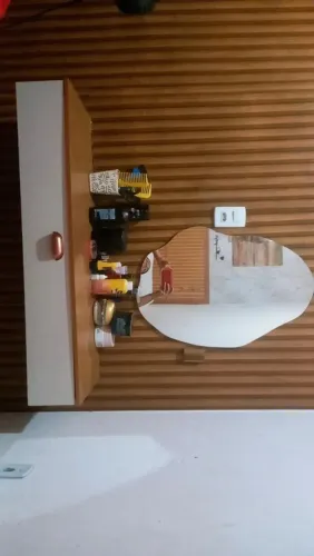 Vendi uma penteadeira suspensa com espelho