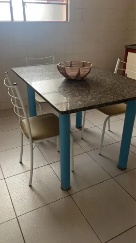 Mesa tampo granito 3 cadeiras