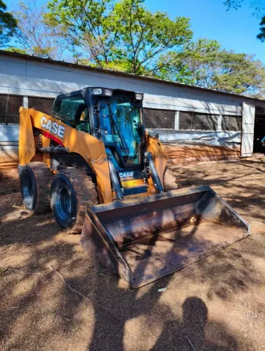 Mini Carregadeira Case SR200B cabinada