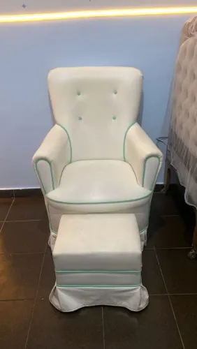 Poltrona de descanso amamentação com balanço e puf para apoio dos pés 