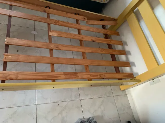 Cama De Madeira Com estrado Danificado