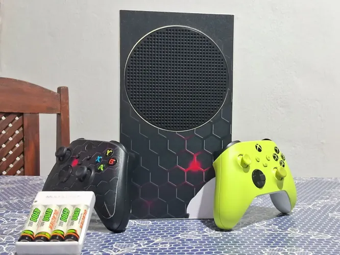Xbox Series S + 2 controles + Carregador de pilhas e 4 Pilhas recarregáveis