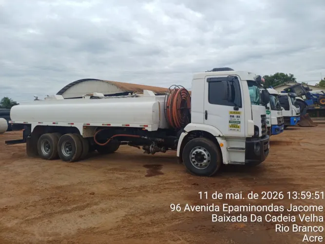Vede-se caminhão pipa