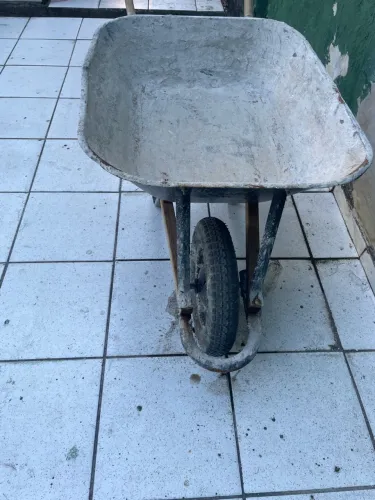 Vendo carrinho de mão , usado só uma vez