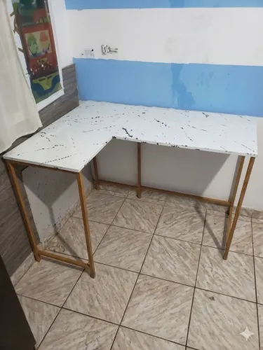 Mesa de canto em L tampo mármore branco com pés dourados