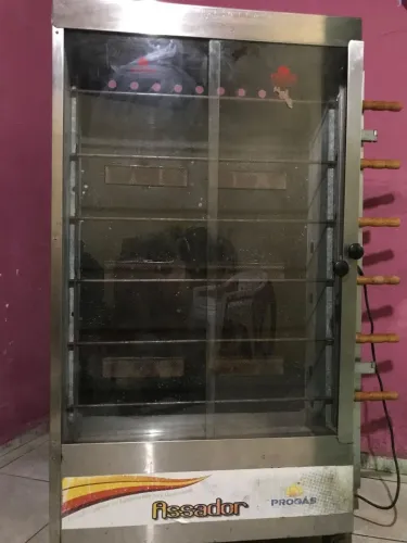 Churrasqueira elétrica e a gás com capacidade de assar até 30 frangos