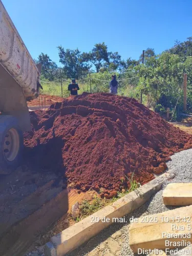 Aterro - demolição e terra para grama