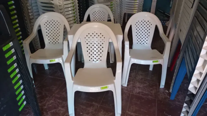 Jogo de mesa com 4 cadeiras plástica cor branca! Suporta 154 Kg.