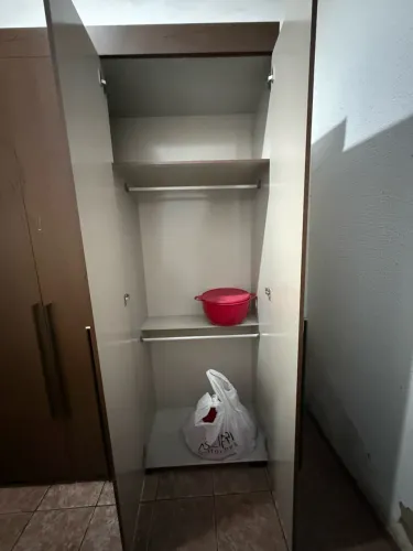 Vende guarda-roupa 4 mes de uso 800,00