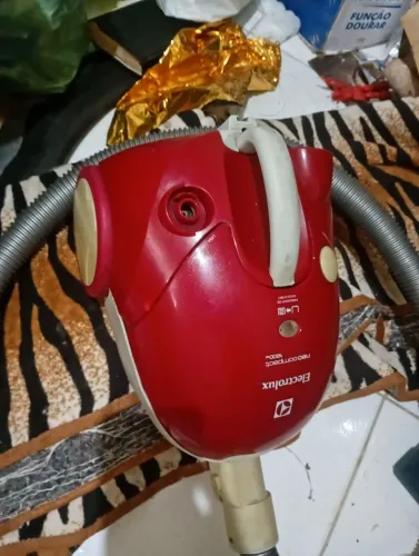 Aspirador de pó Eletrolux  Neo compacto 1200 usado 