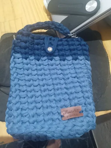 Bolsa de crochê azul pequena
