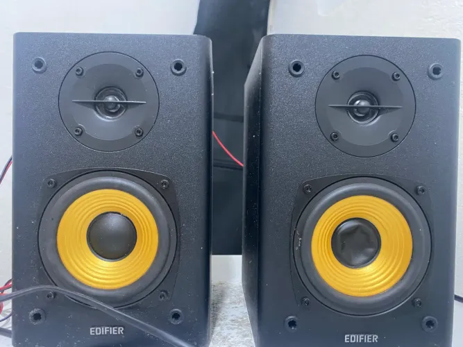Vendo Par de monitores e microfone condensador Studio AKG